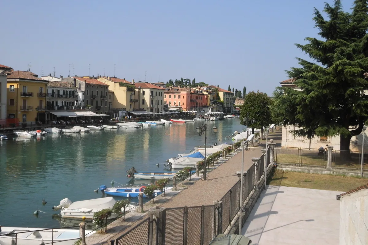 Boote am Uferkanal von Peschiera del Garda am Gardasee