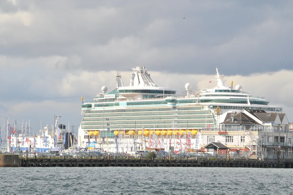 Großes Kreuzfahrtschiff im Hafen von Southampton