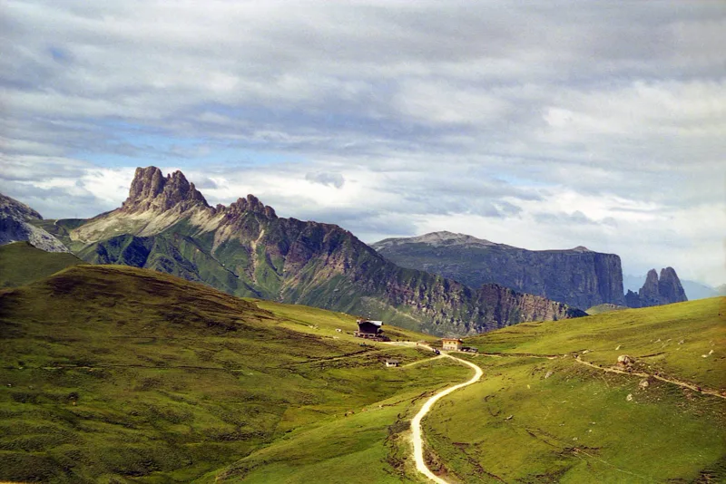 Wanderweg auf der Seiser Alm vor markanten Dolomitengipfeln