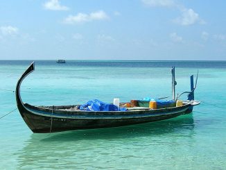 Traditionelles Boot vor Inseln im Meer