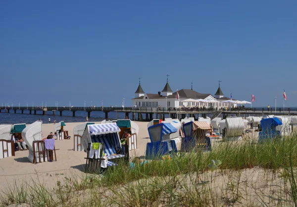 Ostseestrand mit Strandkörben und der Seebrücke Ahlbeck auf Usedom