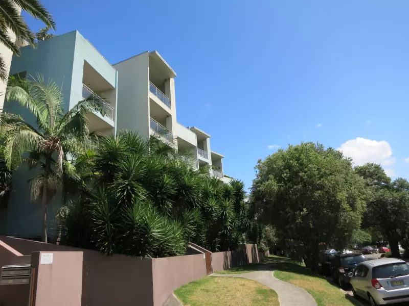 Wohnhaus an einer baumbestandenen Straße in Sydney